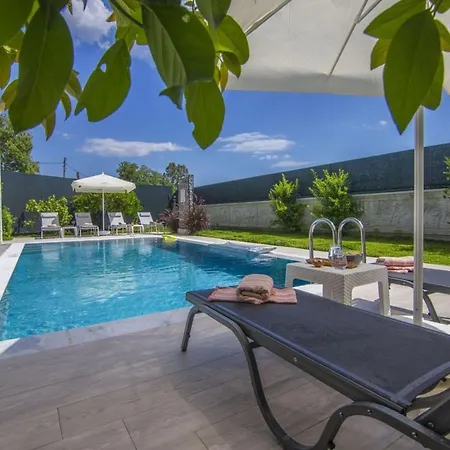 Gorgeous With Private Pool And Jacuzzi In * 페티예